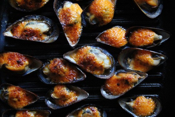 Broiled Mussels with Dynamite Sauce